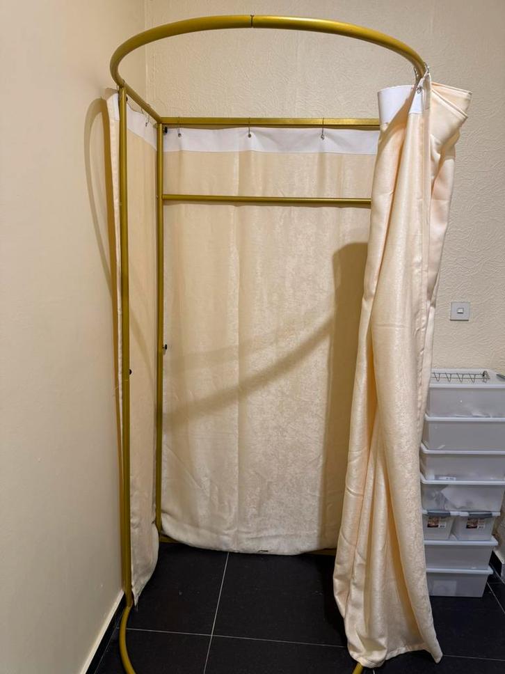 Gouden paskamer met crème gordijn, Kleding | Dames, Kledingrekken, Zo goed als nieuw, Ophalen of Verzenden