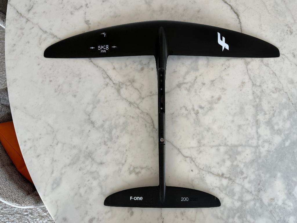 F-One Foil SK8 V1 950 + Stab XXS 200 Carving T1 | Topstaat, Sports nautiques & Bateaux, Aile de surf, Enlèvement, Comme neuf, Wingsurf hydroptère