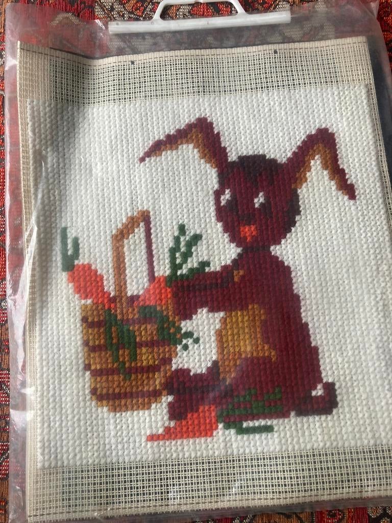 Illustration en forme de croix, lièvre ou lapin, Enlèvement, Comme neuf, Broderies à la main, Autres types