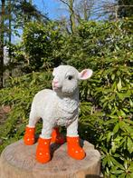 Lammetje laarsjes, babykamer Oranje 30cm, Ophalen of Verzenden, Nieuw, Kunststof, Dierenbeeld