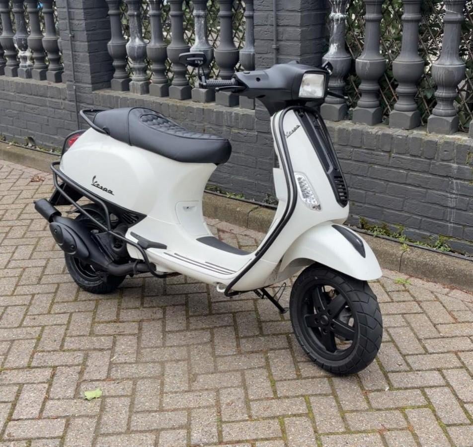 Vespa S 2T personnalisée en parfait état 1000 EXCAVATIONS d', Neuf, Vespa S, Enlèvement, Deux-temps