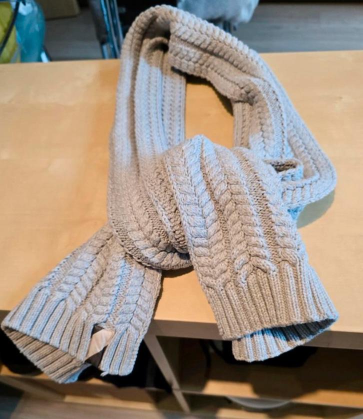 Écharpe Burberry en maille torsadée 100% coton - Gris perle, Enfants & Bébés, Accessoires de mode pour enfants, Comme neuf, Enlèvement ou Envoi