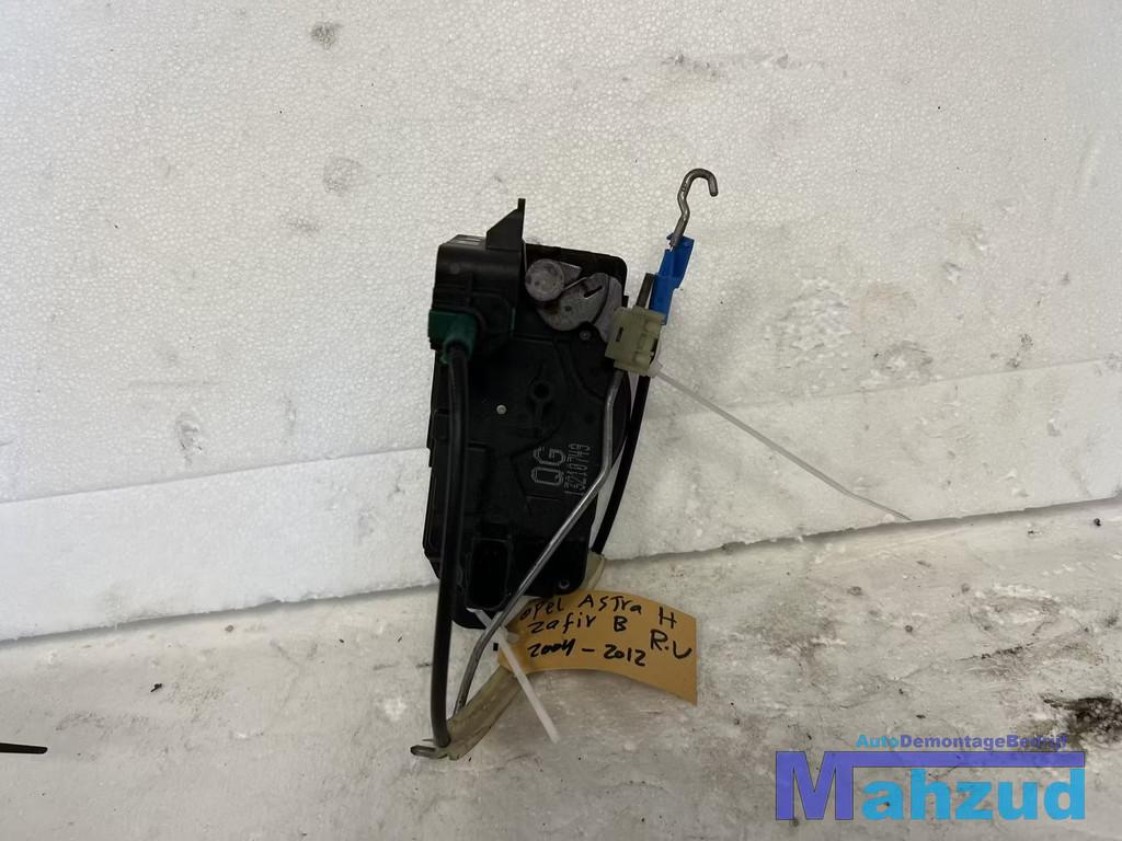 OPEL ASTRA H ZAFIRA B Rechts voor deurslot 2004-2012, Opel Automobile GmbH, Opel, Bahnhofsplatz 1
65423  Russelsheim am Main, DE
