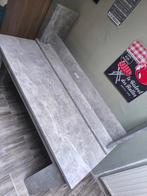 Table de salle à manger avec les deux bancs