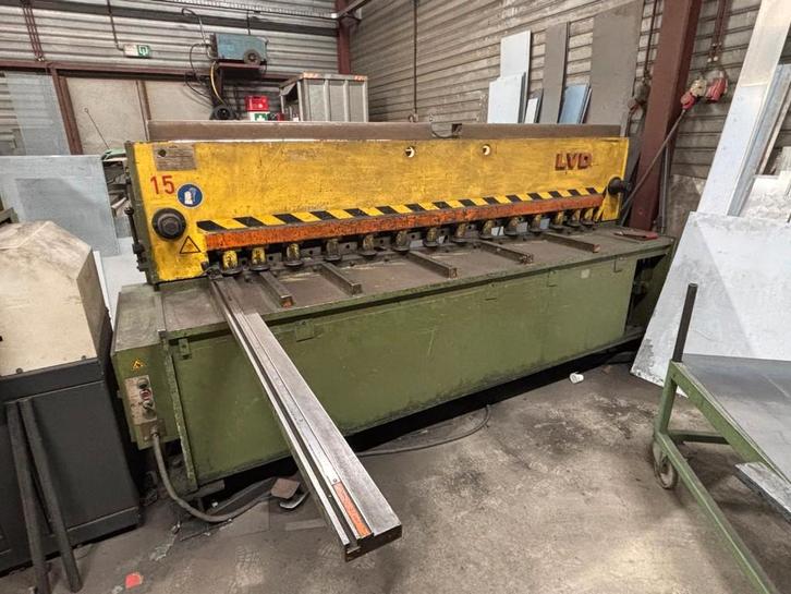 Cisaille guillotine LVD – 2,5 m – 4 mm, Articles professionnels, Machines & Construction | Travail du métal, Enlèvement
