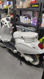 SPLINTERNIEUWE STAAT Vespa Limited edition justin bibber, Fietsen en Brommers, Scooters | Vespa, Ophalen