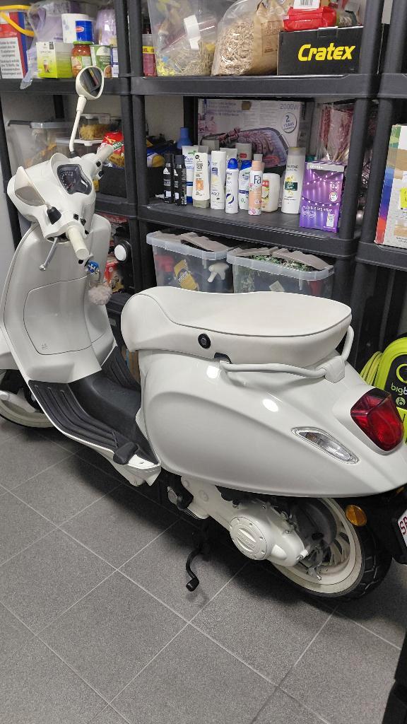 SPLINTERNIEUWE STAAT Vespa Limited edition justin bibber, Fietsen en Brommers, Scooters | Vespa, Ophalen