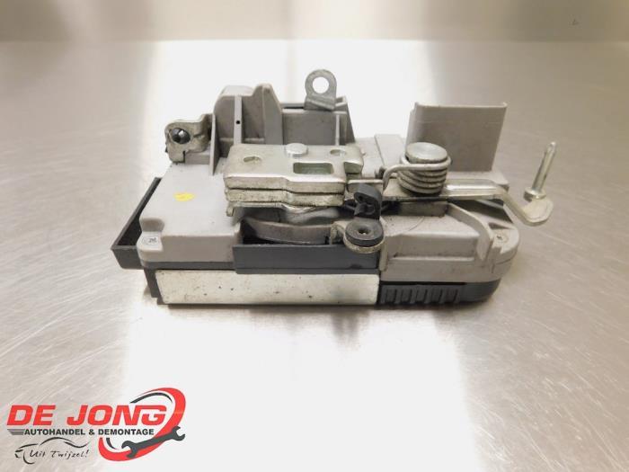 Serrure portière mécanique 4portes avant gauche d'un Peuge, Autos : Pièces & Accessoires, Carrosserie & Tôlerie, Peugeot, Utilisé