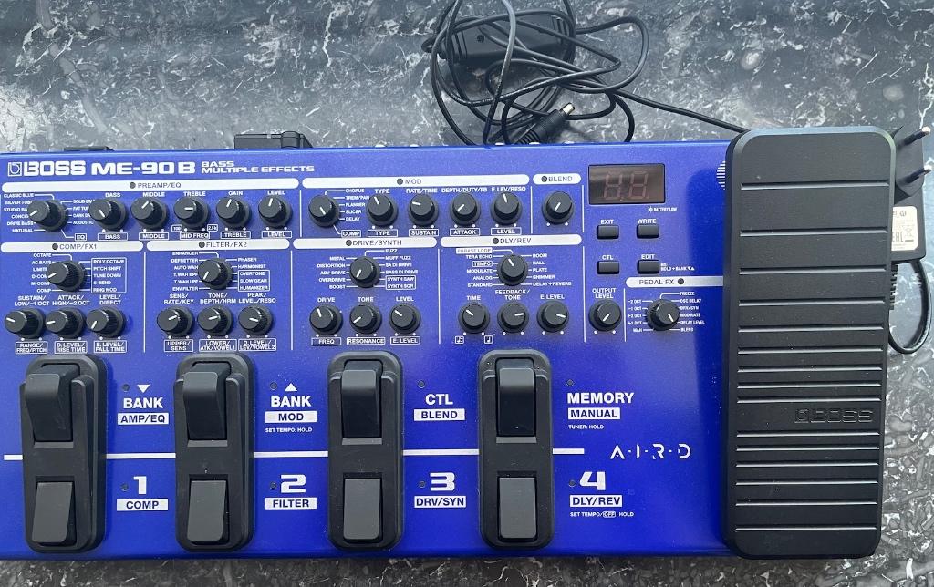 Boss ME 90 B - Pédale Multi-effets, Musique & Instruments, Effets, Comme neuf, Chorus, Delay ou Écho, Distortion, Overdrive ou Fuzz