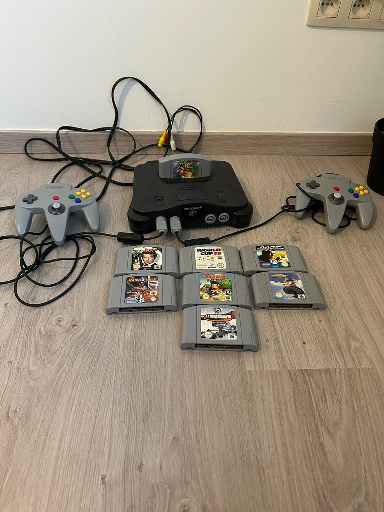 Nintendo 64 - 2 consoles - 8 jeux, Consoles de jeu & Jeux vidéo, Consoles de jeu | Sony PlayStation 1, Enlèvement, Comme neuf