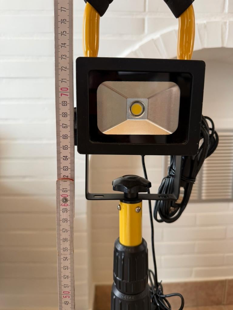 Profile AE0182 LED werklamp op statief – oplaadbaar – IP65, Bricolage & Construction, Éclairage de chantier, Comme neuf, Lampe avec luminaire