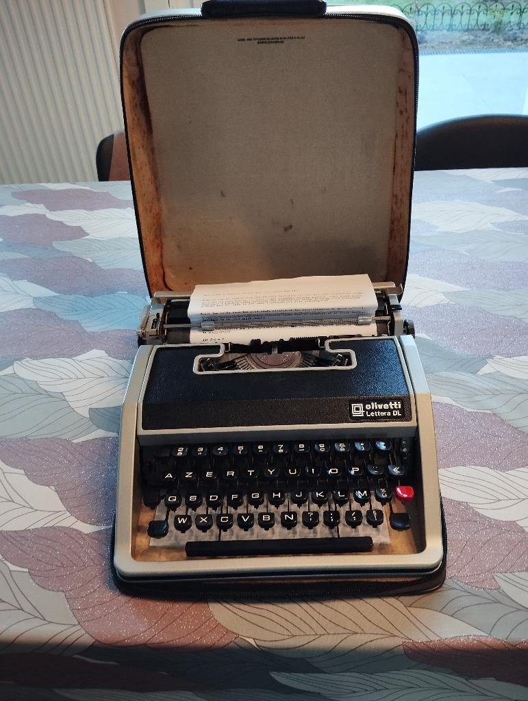 OLIVETTI SCHRIJFMACHINE, Ophalen, Gebruikt