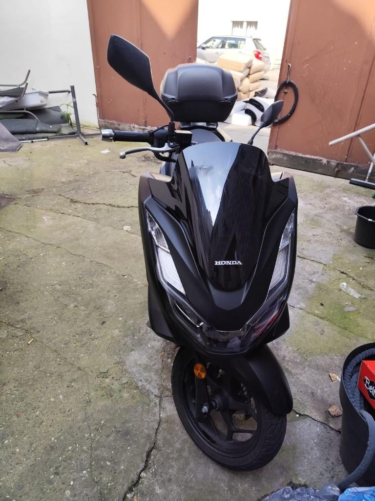 Honda pcx 125 2024, Motos, Motos | Honda, Particulier, Scooter, plus de 35 kW, 1 cylindre, Permis Moto A1 minimum, ABS, Poignées chauffantes