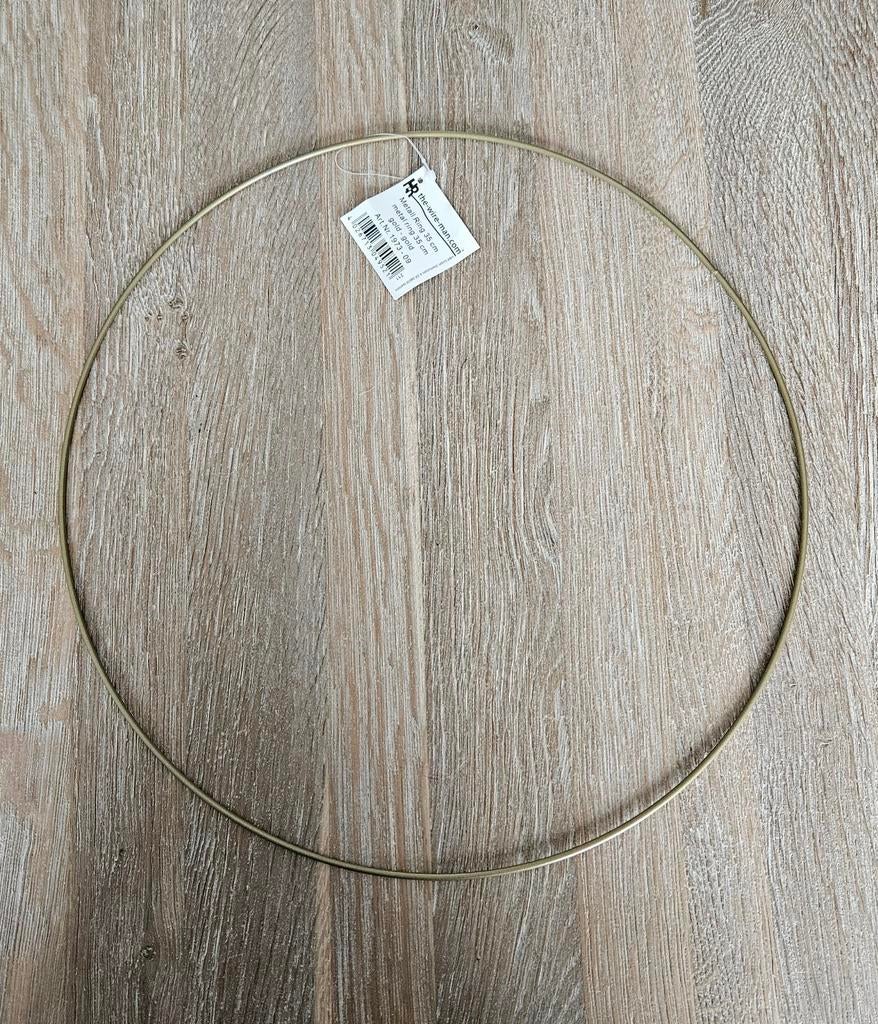 Gouden metalen ring, Ophalen