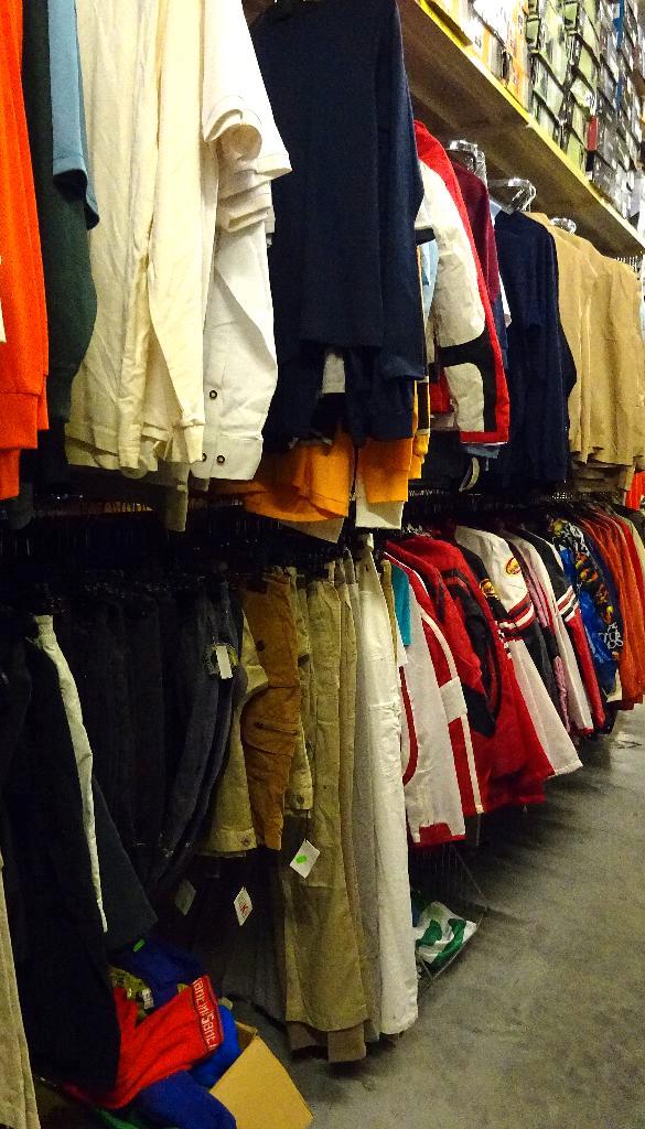 NIEUW Partijtje van 1000 stuks kwaliteit kleding voor Dames,, Kleding | Dames, Dames-kledingpakketten, Nieuw, Ophalen of Verzenden