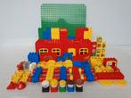 Lot Lego Duplo 150 onderdelen, figuren en groene grondplaat, Ophalen of Verzenden, Gebruikt, Duplo