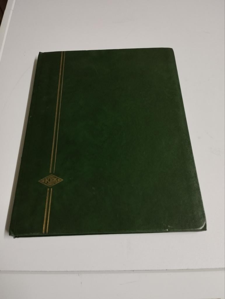 Een dun postzegelboek kleur donker groen een leeg boek, Ophalen