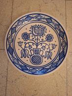 Bord met blauw bloemmotief, Ophalen