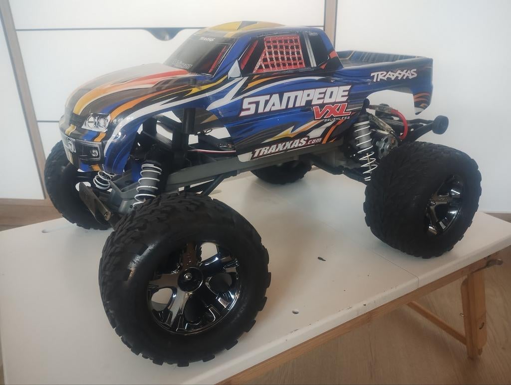 Traxxas Stampede TITAN RTR à 2 roues motrices presque neuf, Hobby & Loisirs créatifs, Modélisme | Radiocommandé & Téléguidé | Voitures
