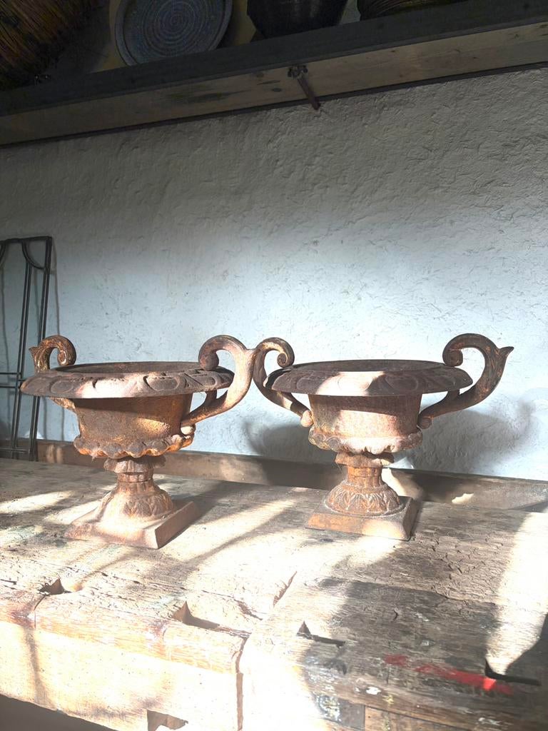 Koppel gietijzeren vazen., Ophalen