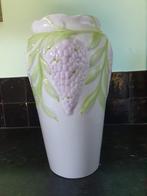 Hoge vintage vaas met pastel druiventros motief - keramiek, Huis en Inrichting, Ophalen of Verzenden, Groen, Glas