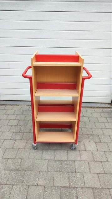 Boekenkast op wielen  beschikbaar voor biedingen