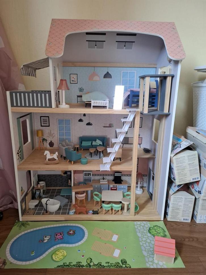 Maison de poupée en bois + 5 boîtes d'accessoires, Collections, Maisons de poupées & Accessoires, Comme neuf, Poupée, Enlèvement ou Envoi