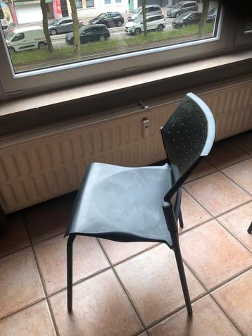 Stoelen plastic en metaal zwart nieuw beschikbaar voor biedingen