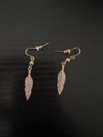Blaadjes oorbellen, Handtassen en Accessoires, Oorbellen, Overige materialen, Ophalen of Verzenden, Goud, Hangers