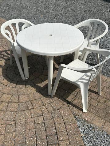 Tuintafel met stoelen beschikbaar voor biedingen