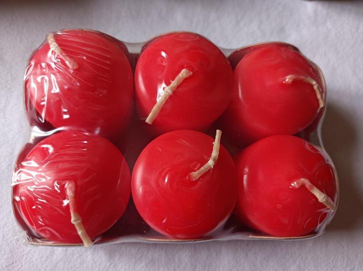 Spaas diverse doosjes zes rode kaarsen (H 5 cm), Huis en Inrichting, Woonaccessoires | Kandelaars en Kaarsen, Nieuw, Kaars, Rood