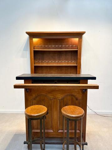 Antique Bar + 2 Barstools and bar cabinet beschikbaar voor biedingen