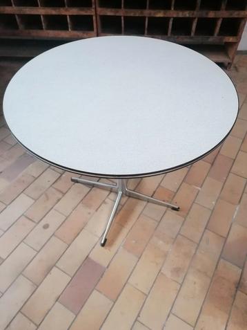 retro vintage ronde tafel heel goede staat beschikbaar voor biedingen