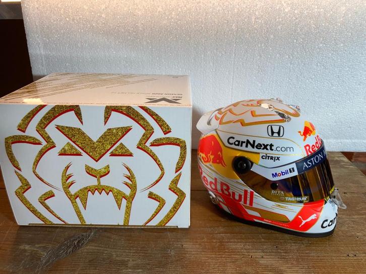 Max Verstappen 1:2 helm 2020 Fanshop Red Bull Racing RB16, Verzamelen, Automerken, Motoren en Formule 1, Nieuw, Formule 1, Ophalen of Verzenden