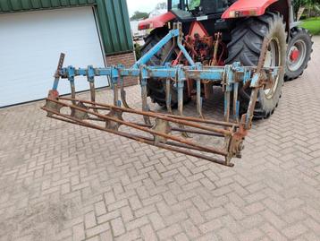 Lemken vastetand cultivator met rol