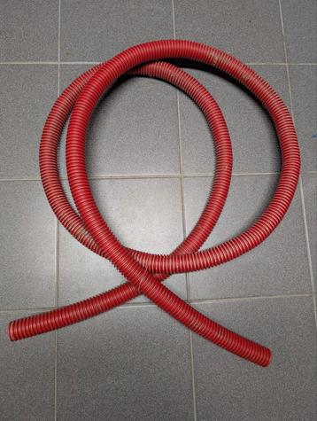 Flexibele buis (lengte ca 3,7 m, diameter 3,5 cm) beschikbaar voor biedingen