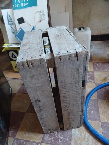 Houten retro kistjes beschikbaar voor biedingen