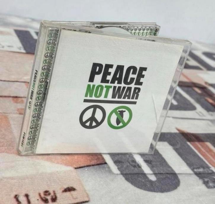 Peace Not War - Coffret de 2 CD cds - Album 2003 UK various, CD & DVD, CD | Rock, Comme neuf, Alternatif, Enlèvement ou Envoi