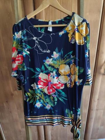 donkerblauwe blouse met bloemen en strepen