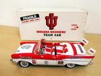 INDIANA HOOSIERS 1957 Chevy Bel Air Team Car Danbury Mint, Hobby en Vrije tijd, Modelbouw | Auto's en Voertuigen, Overige merken
