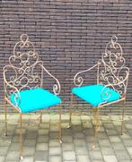 Chaises en fer forgé doré, Enlèvement