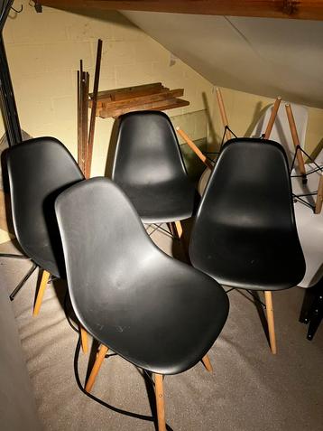 4 zwarte eetkamerstoelen