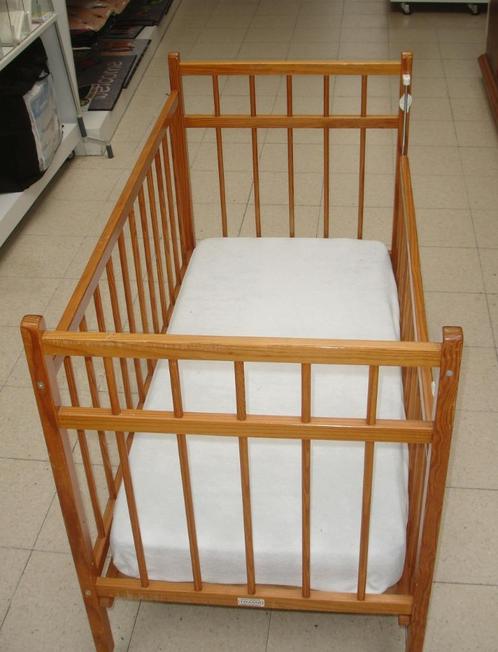 Babybed + Inclusief verstelbare bedbodem,matras en hoeslaken, Kinderen en Baby's, Kinderkamer | Bedden, Zo goed als nieuw, Lattenbodem