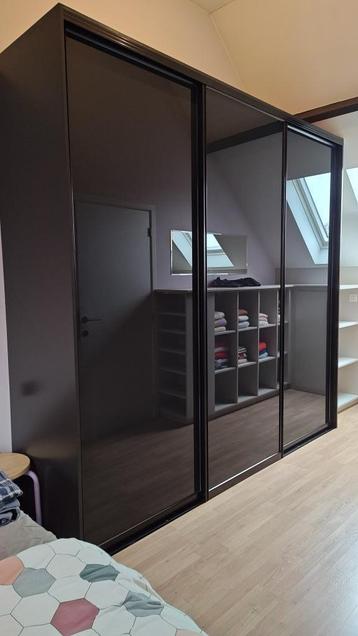 Donkergrijze ingebouwde dressingkast met schuifdeuren beschikbaar voor biedingen