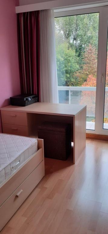 1-persoons slaapkamer bureau kleerkast boekenkast beschikbaar voor biedingen