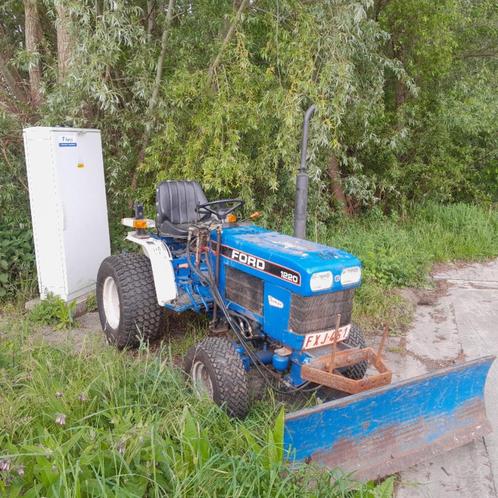 Neat New Holland 1220 4wd sur pneus de pelouse, Articles professionnels, Agriculture | Tracteurs, jusqu'à 2500, New Holland, jusqu'à 80 ch