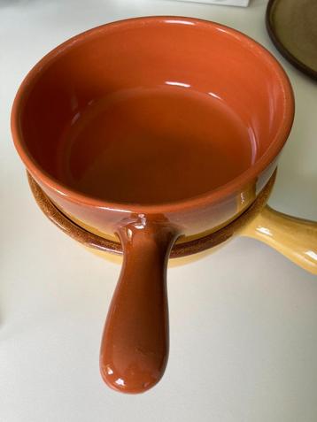 2 kommen met handvat geel en bruin - goede staat beschikbaar voor biedingen