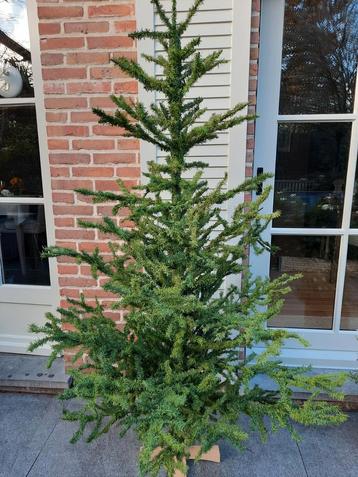 Grote kunststof kerstboom op houten frame beschikbaar voor biedingen
