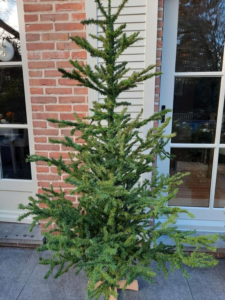 Grote kunststof kerstboom op houten frame, Huis en Inrichting, Woonaccessoires | Kunstplanten en Kunstbloemen, Ophalen of Verzenden