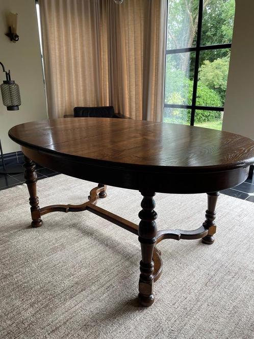 Eiken (uittrekbare) tafel met 6 lederen stoelen en dressoir, Antiek en Kunst, Antiek | Meubels | Tafels, Ophalen